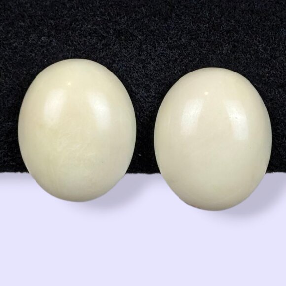 V. 1950s Off-White Lucite Thermoset Cabochon Earrings - Picture 2 of 6